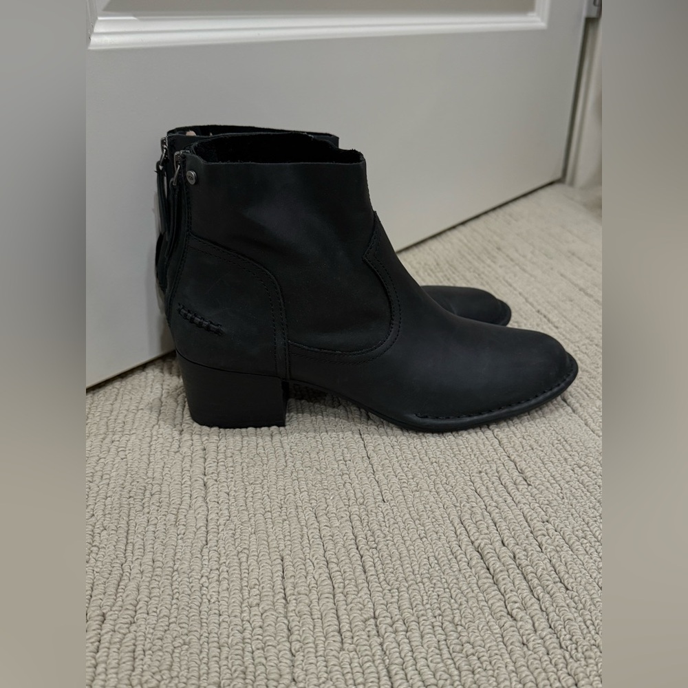🏷️UGG Women’s Leather Ankle Boot - Picture 2 of 12